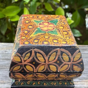Caixa vintage exclusiva em estilo batik pintada à mão
