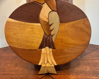 Plato antiguo de madera tallada con intarsia y diseño de pájaro