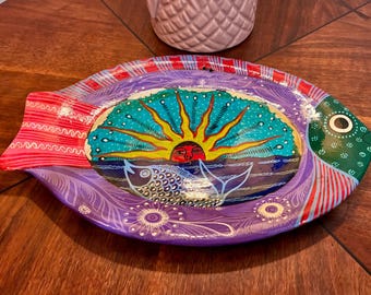 Arte mural de estilo folclórico mexicano vintage: Plato de Talavera con forma de pez.