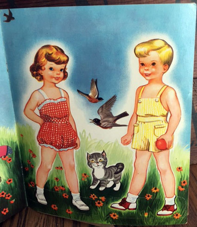 Describe a doll picture