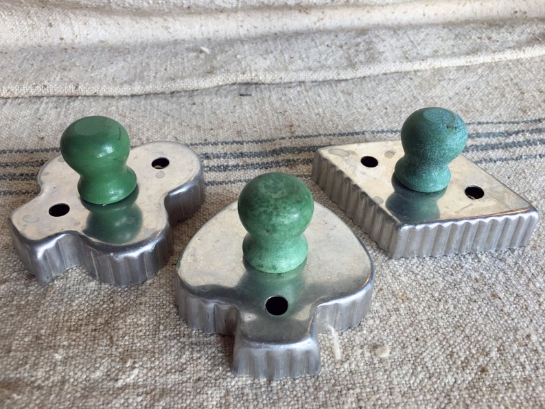 15 Vintage Scalloped Edge Cookie Cutters Green Wood Handles Etsy