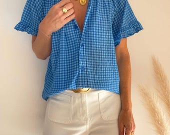 Ruffled top in gingham cotton voile.
