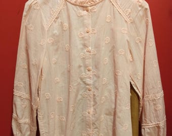 Shirt with set back in fine embroidered cotton.