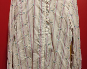 White cotton shirt with contrasting embroidery.