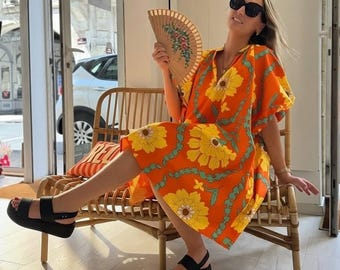 Caftan dress with pockets in cotton with large floral print.
