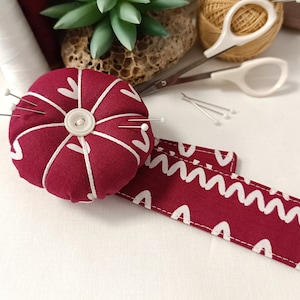 Épingles de poignet personnalisées Fleur Pincushion Pincushion poignet poignets couture idées cadeaux bracelet à épingles au poignet, porte épingles, cadeau courtepointe Bourgundy red\ white