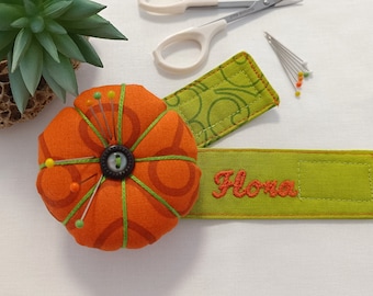 Alfiletero naranja personalizado Flower Pin cojín Pincushion Wrist Cuff, alcantarillas ideas de regalo muñeca aguja cojín pin titular, regalo Quilter