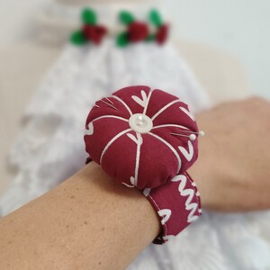 Épingles de poignet personnalisées Fleur Pincushion Pincushion poignet poignets couture idées cadeaux bracelet à épingles au poignet, porte épingles, cadeau courtepointe image 3