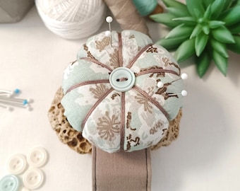 Pin cushion for wrist Quiltert Sewers christmas gift ideas, Personalized pin holder, flower Pincushion ,needle cushion needle holder