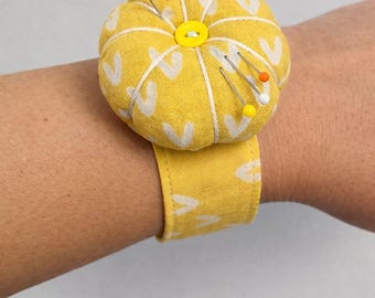 Personalized wrist pincushion, Flower pin holder Bracelet, Wrist pin cushion cuff, Sewing Accessory, gift for sewist - quilter