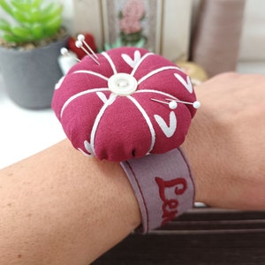 Épingles de poignet personnalisées Fleur Pincushion Pincushion poignet poignets couture idées cadeaux bracelet à épingles au poignet, porte épingles, cadeau courtepointe image 6