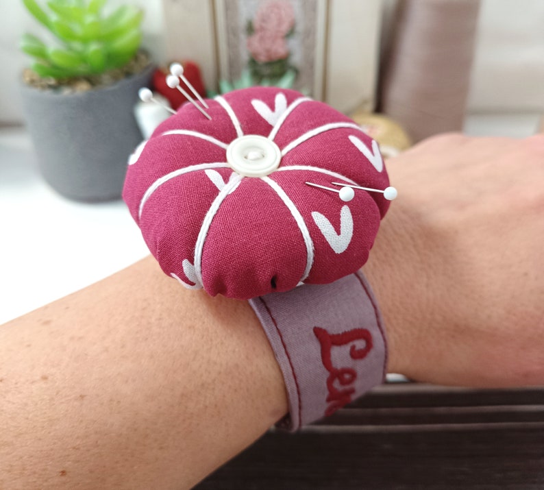 Épingles de poignet personnalisées Fleur Pincushion Pincushion poignet poignets couture idées cadeaux bracelet à épingles au poignet, porte épingles, cadeau courtepointe image 6