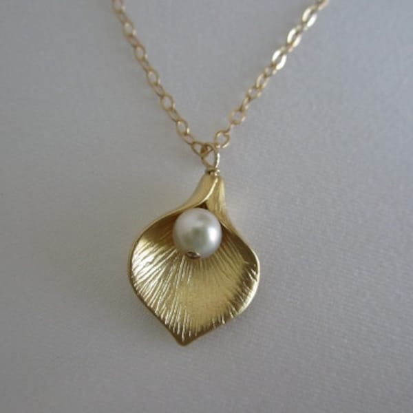 Calla Lily Flower Necklace. Pearl Necklace. Silver. Gold. Rose Gold Calla Lily. Sister Necklace. Friendship Jewelry. Dainty Modern Jewelry