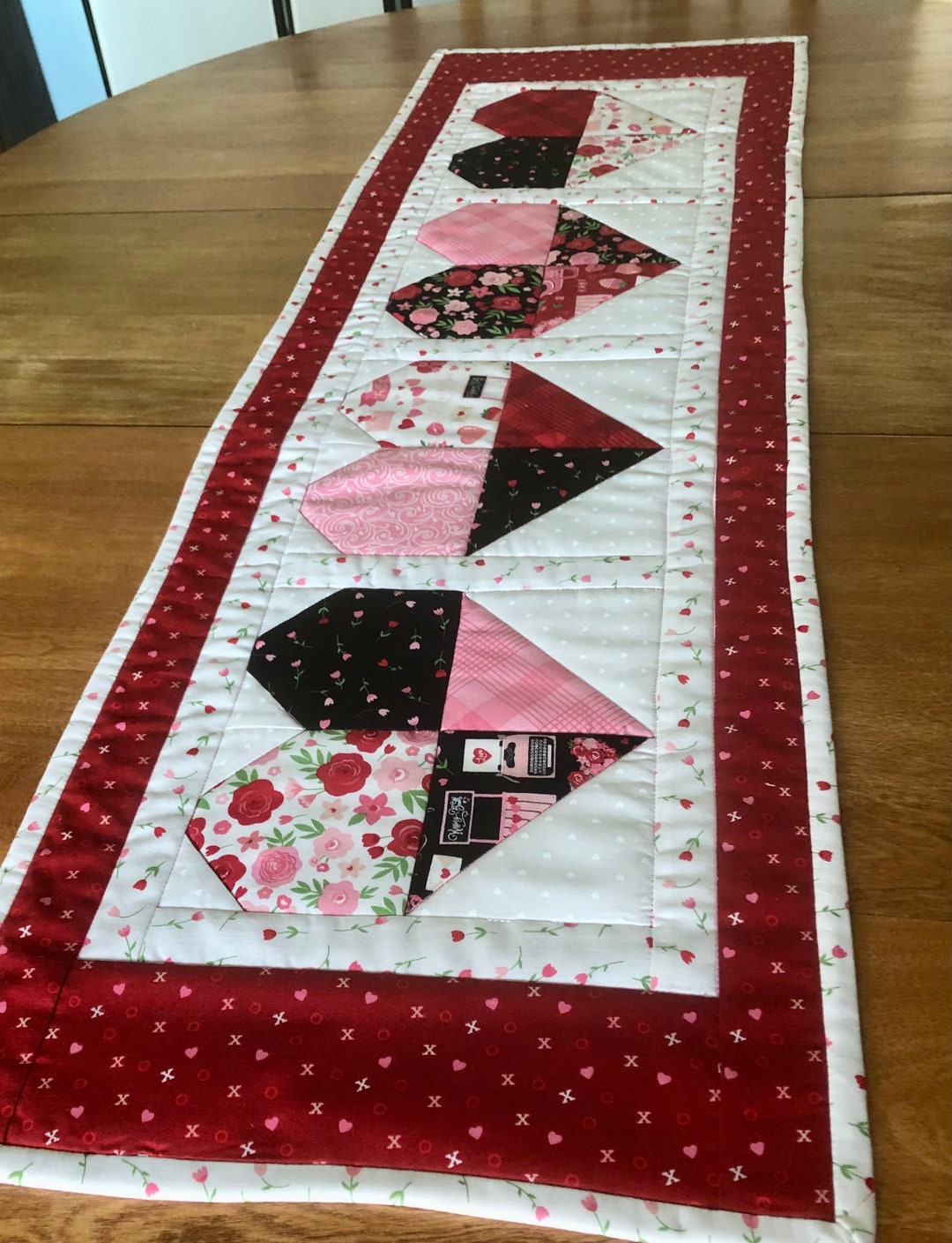 Machine Quilted and Pieced Valentine Table Runner - Falling in Love - Etsy