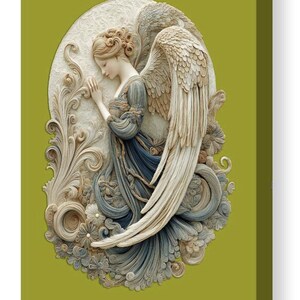Puede incluir: Impresi&oacute;n en lienzo que presenta una escultura en relieve detallada de un &aacute;ngel con los ojos cerrados y las manos juntas. El &aacute;ngel viste una t&uacute;nica azul y gris y tiene grandes alas texturizadas. El fondo es verde oliva liso.