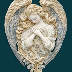 Puede incluir: Escultura en relieve detallada de un &aacute;ngel con los ojos cerrados y los brazos cruzados. El &aacute;ngel tiene pelo rubio largo y alas texturizadas. La escultura es en tonos crema, beige y gris, sobre un fondo verde azulado oscuro.
