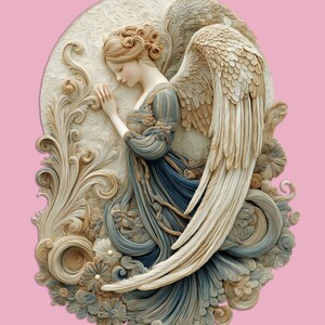 Puede incluir: Ilustraci&oacute;n detallada de un &aacute;ngel en oraci&oacute;n, en tonos suaves y apagados. El &aacute;ngel viste una t&uacute;nica azul fluida y tiene grandes alas emplumadas. La obra de arte est&aacute; sobre un fondo rosa, con intrincados detalles florales y de volutas.