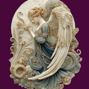 Puede incluir: Escultura en relieve detallada de un &aacute;ngel con los ojos cerrados, las manos juntas en oraci&oacute;n y grandes alas emplumadas. El &aacute;ngel viste una t&uacute;nica azul y beige, sobre un fondo circular texturizado con detalles florales y de volutas. El fondo es morado oscuro.