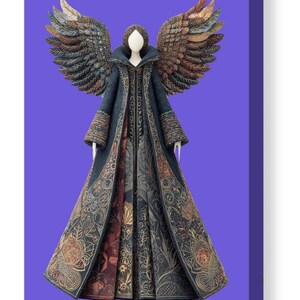 Puede incluir: Impresi&oacute;n en lienzo de una figura de &aacute;ngel con alas extendidas. El &aacute;ngel lleva un abrigo largo y oscuro con intrincados patrones florales dorados y bronce. Las alas son multicolores, con tonos de marr&oacute;n, dorado y cobre.