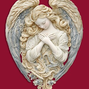 Puede incluir: Una escultura detallada de un &aacute;ngel con los ojos cerrados y los brazos cruzados, sobre un fondo rojo oscuro. El &aacute;ngel tiene cabello rubio suelto y alas grandes y texturizadas con toques de azul. El vestido del &aacute;ngel est&aacute; intrincadamente dise&ntilde;ado con detalles florales.