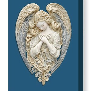 Puede incluir: Impresi&oacute;n art&iacute;stica en lienzo que presenta una serena figura de &aacute;ngel con las manos juntas, rodeada de grandes y detalladas alas. El &aacute;ngel est&aacute; representado en tonos crema y marfil, sobre un fondo azul oscuro. La obra de arte tiene un efecto tridimensional.