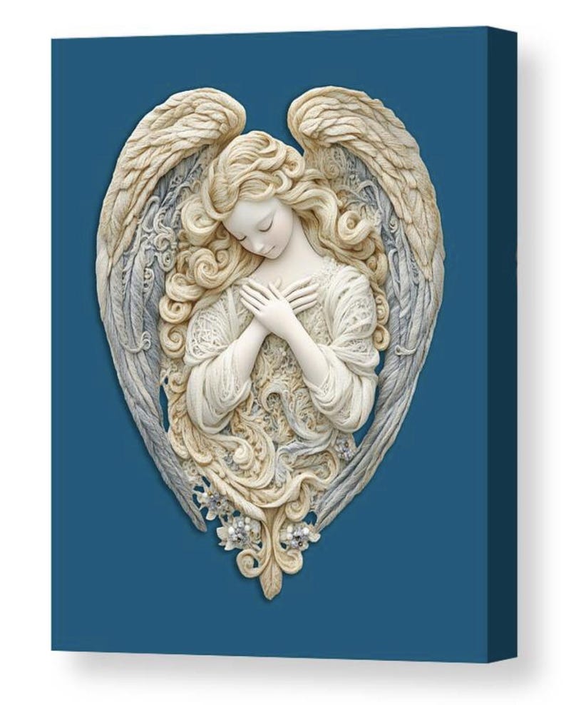 Puede incluir: Impresi&oacute;n art&iacute;stica en lienzo que presenta una serena figura de &aacute;ngel con las manos juntas, rodeada de grandes y detalladas alas. El &aacute;ngel est&aacute; representado en tonos crema y marfil, sobre un fondo azul oscuro. La obra de arte tiene un efecto tridimensional.