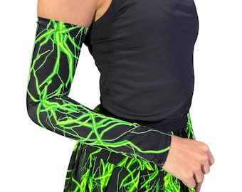 Könnte beinhalten: Schwarzes ärmelloses Top und Rock mit neongrünem Blitzdesign. Der Arm ist mit einem passenden Ärmel mit dem gleichen neongrünen Blitzdesign bedeckt.