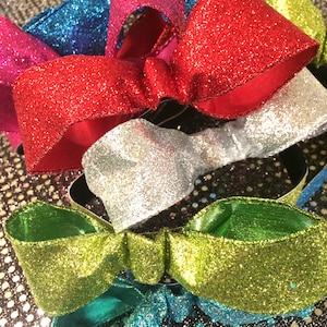 Błyszcząca, antypoślizgowa opaska na głowę z kokardą