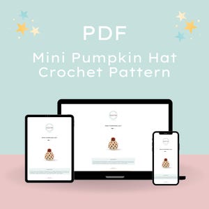 Peut inclure: Un patron de crochet PDF num&eacute;rique pour un mini chapeau citrouille, affich&eacute; sur une tablette, un ordinateur portable et un smartphone. Les appareils montrent le patron sur un fond bleu clair avec le texte "PDF Mini Pumpkin Hat Crochet Pattern".