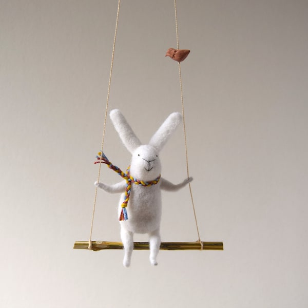 Lapin feutré à l'aiguille blanche - Mobile de pépinière feutrée à l'aiguille, mobile de lapin - mobile de bébé, mobile de lapin blanc, décor de pépinière
