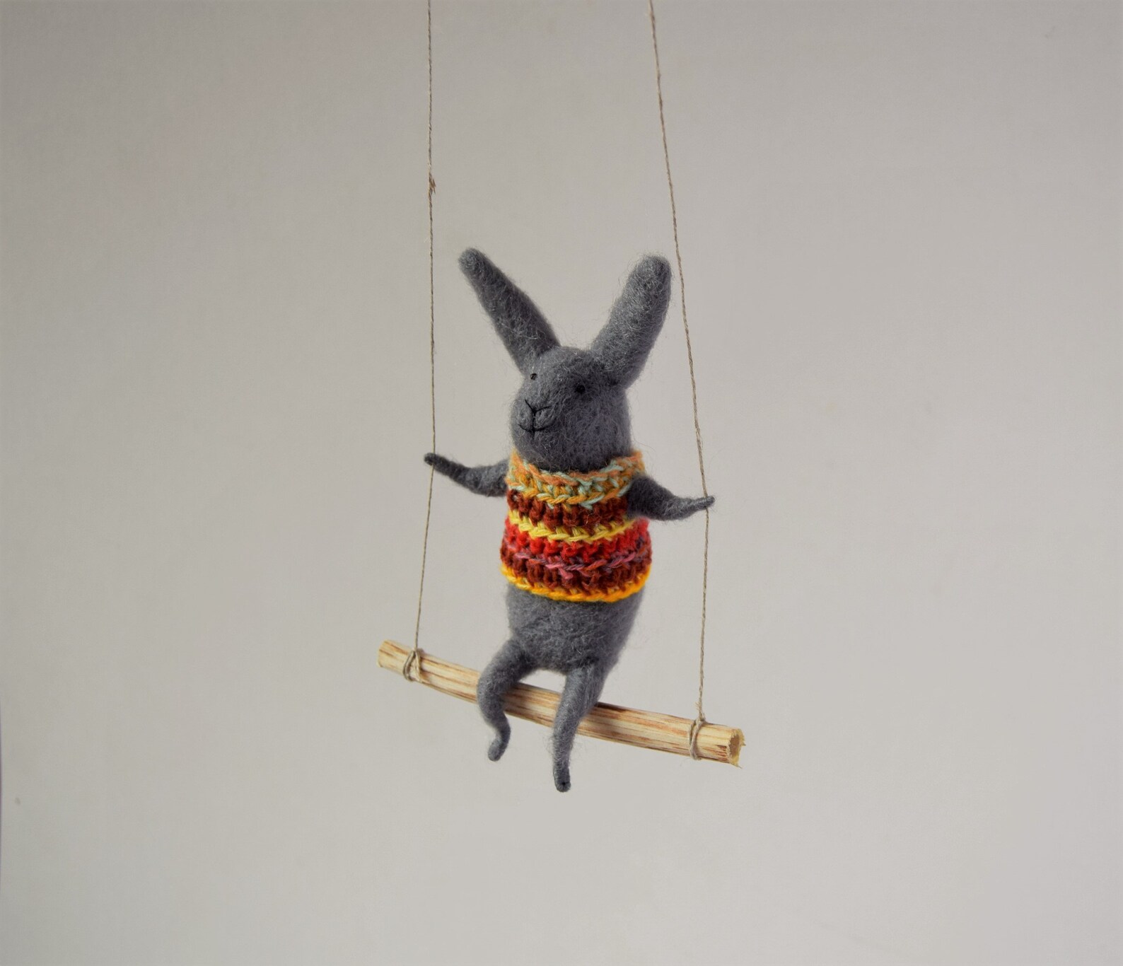 Conejo gris oscuro en el columpio animal de fieltro de aguja | Etsy