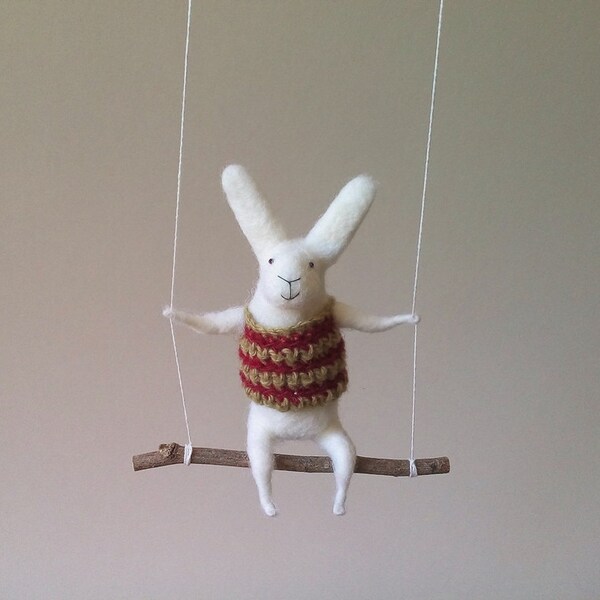 Lapin blanc avec balançoire, Animal feutré, Bunny feutré, Bunny Mobile, Mobile lit bébé Nursery Decor