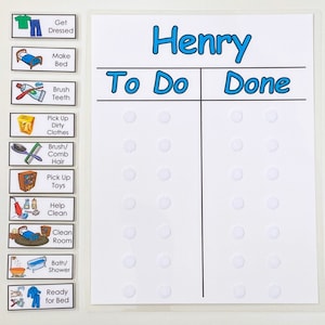 K&ouml;nnte beinhalten: Ein wei&szlig;es Trockenl&ouml;schboard mit dem Namen "Henry" oben. Das Board ist in zwei Spalten unterteilt, die mit "To Do" und "Done" beschriftet sind. Auf jeder Seite des Boards befinden sich 10 Reihen mit Kreisen. Jede Reihe hat ein entsprechendes Bildsymbol mit einem darunter geschriebenen Auftrag.
