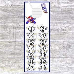 Op de afbeelding: Een hockey-deurhanger met 14 genummerde vakken om spullen aan op te hangen. De hanger is wit met blauwe afwerking en heeft een hockeyspeler in een blauw-wit uniform.