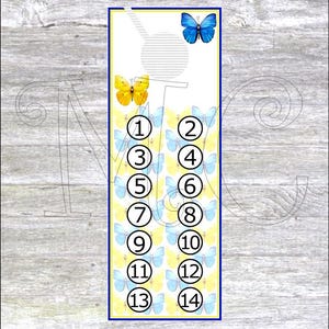 Op de afbeelding: Een witte kaart met een patroon van gele en blauwe vlinders. De kaart heeft 14 genummerde cirkels in twee kolommen. De nummers zijn 1 tot en met 14.