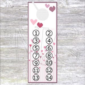 Könnte beinhalten: Eine weiße Karte mit rosa Herzen und den Zahlen 1 bis 14 in Kreisen. Die Karte ist mit einem rosa Herzen oben und einem rosa Herzen mit Stiel unten verziert.