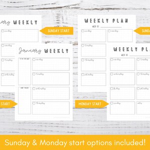 Pu&ograve; includere: Due pagine di pianificatore settimanale bianche con testo nero. Una pagina dice "January WEEKLY" e l'altra "WEEKLY PLAN". Entrambe hanno opzioni di inizio domenica e luned&igrave;. Il testo "Sunday & Monday start options included!" &egrave; in basso.