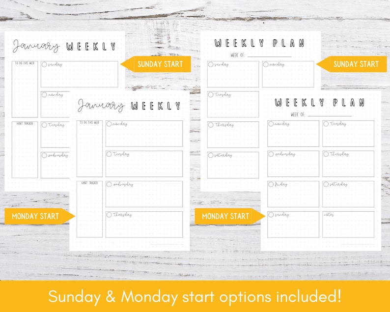 Pu&ograve; includere: Due pagine di pianificatore settimanale bianche con testo nero. Una pagina dice "January WEEKLY" e l'altra "WEEKLY PLAN". Entrambe hanno opzioni di inizio domenica e luned&igrave;. Il testo "Sunday & Monday start options included!" &egrave; in basso.