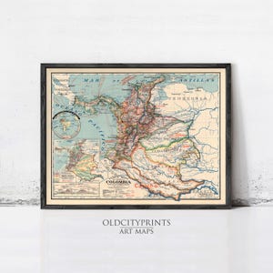 Può includere: Mappa vintage incorniciata della Colombia, con cartografia dettagliata nei toni del beige, blu, rosso e verde. La mappa include caratteristiche geografiche, nomi di luoghi e una mappa più piccola. La cornice è nera e il testo "OLDCITYPRINTS ART MAPS" è in basso.