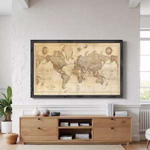 Puede incluir: Un mapa del mundo vintage enmarcado en tonos marrones y beige, con detalles geográficos. El mapa está enmarcado en un marco negro y cuelga sobre un mueble de madera. El texto "A MAP OF THE WORLD" es visible.