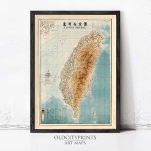 Może przedstawiać: Oprawiona mapa prowincji Tajwan w stylu vintage, przedstawiająca szczegółowe ukształtowanie terenu wyspy w odcieniach brązu, otoczona błękitnymi wodami oceanu, z liniami siatki i napisem "TAI-WAN PROVINCE" w górnej środkowej części.