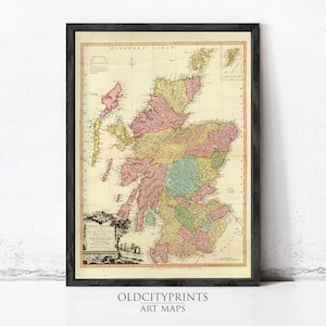 Op de afbeelding: Een vintage kaart van Schotland in een zwarte houten lijst, met pastelkleurige regio's, gedetailleerde geografische markeringen en een decoratieve cartouche in de linkerbenedenhoek. De kaart bevat tekstlabels voor diverse locaties en wateren.