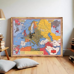Puede incluir: Un mapa vintage enmarcado de Europa, con una representación detallada y colorida del continente. El mapa muestra los países en diferentes colores sobre un fondo azul claro. El marco de madera añade un toque clásico a esta pieza decorativa.