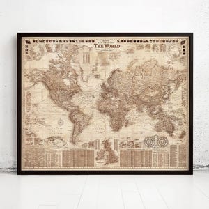 Könnte beinhalten: Eine gerahmte Weltkarte im Vintage-Stil in Sepiatönen mit dem Titel 'Bacon's New Chart of The World'. Die Karte zeigt detaillierte geografische Umrisse, Schifffahrtsrouten und Einschubdiagramme in einem dunkelbraunen rechteckigen Rahmen.