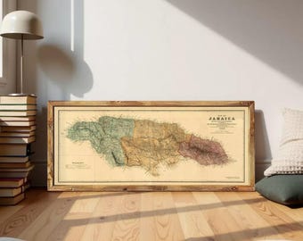 以下が含まれることがあります： 1884年のジャマイカの地図が収められた長方形の額縁。クリーム色の背景に緑、黄、ピンクの色分けが施されたヴィンテージ風のデザイン。詳細な地形線が描かれており、Map of Jamaicaという文字が記されている。