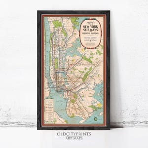 Könnte beinhalten: Eine gerahmte Vintage-Karte mit dem Titel Hagstrom's Map of New York Subways and Elevated Systems. Die Karte zeigt einen beigen Hintergrund mit grünen Landflächen, blauem Wasser sowie roten, blauen und schwarzen Transitlinien in einem dunklen Holzrahmen.