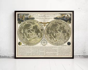 Op de afbeelding: Een ingelijste historische kaart getiteld Tabula Selenographica met twee gedetailleerde cirkelvormige illustraties van het maanoppervlak, omringd door Latijnse tekst, hemelse diagrammen en kleine figuren, in een donkerbruine houten lijst.