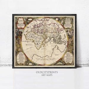 Op de afbeelding: Een ingelijste vintage wereldkaart print. De kaart heeft een cirkelvormig ontwerp met gedetailleerde illustraties en Latijnse tekst. De lijst is zwart en de print heeft een crèmekleurige achtergrond met bruine en gele accenten. De tekst "OLD CITY PRINTS ART MAPS" staat onderaan.
