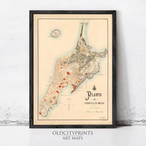 Könnte beinhalten: Gerahmter Vintage-Karten-Druck der Halbinsel Macau mit detaillierter Kartografie in Beige-, Braun- und Rottönen. Die Karte ist in einem schwarzen Rahmen und enthält den Text "PLANTA" und "OLD CITY PRINTS ART MAPS".