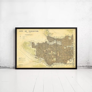 Può includere: Mappa vintage incorniciata di Vancouver, British Columbia, con la scritta "CITY OF VANCOUVER" in alto. La mappa presenta una dettagliata griglia stradale in tonalità marroni e beige.